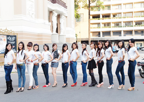 16 nữ sinh Ngoại thương rạng ngời trong nắng Sài Gòn