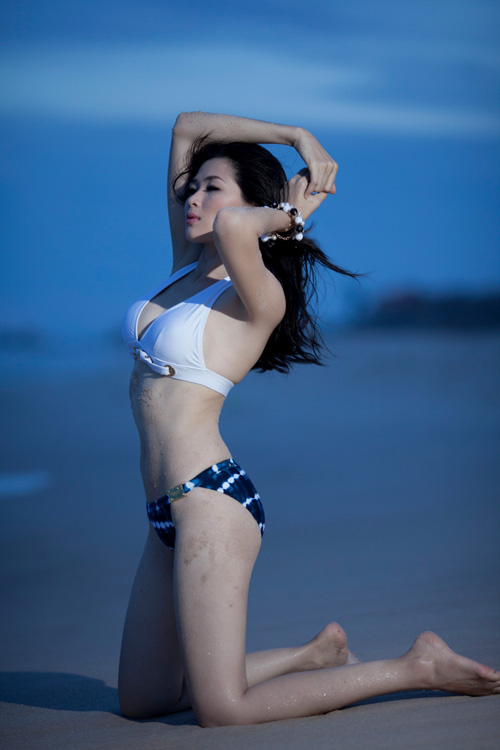 'Bà xã' Huy Khánh khoe dáng bikini gợi cảm