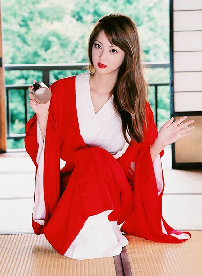 Biến tấu sexy, táo bạo từ kimono của mỹ nữ châu Á