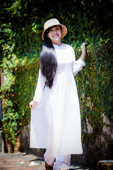 Cô gái xinh đẹp với áo dài trắng tinh khôi