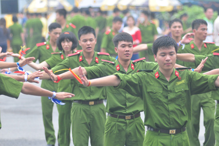 Cùng nữ sinh Cảnh sát xinh tươi khám phá ngày hội trường