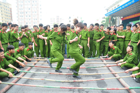 Cùng nữ sinh Cảnh sát xinh tươi khám phá ngày hội trường