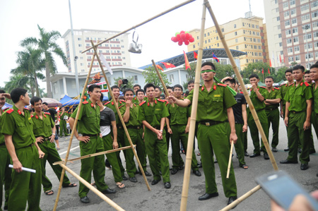 Cùng nữ sinh Cảnh sát xinh tươi khám phá ngày hội trường