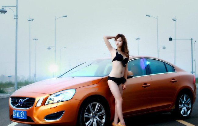 Da sáng, dáng xinh, thân hình cực kỳ sexy hình Bikini bên chiếc Nissan