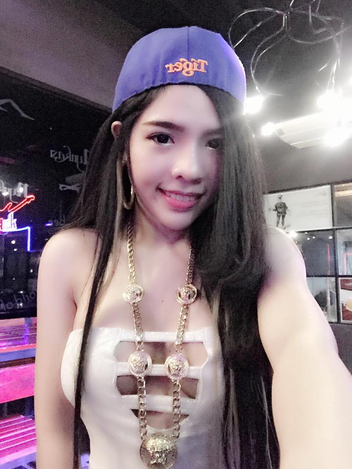 Dj Dolly trang khoe hàng gợi cảm