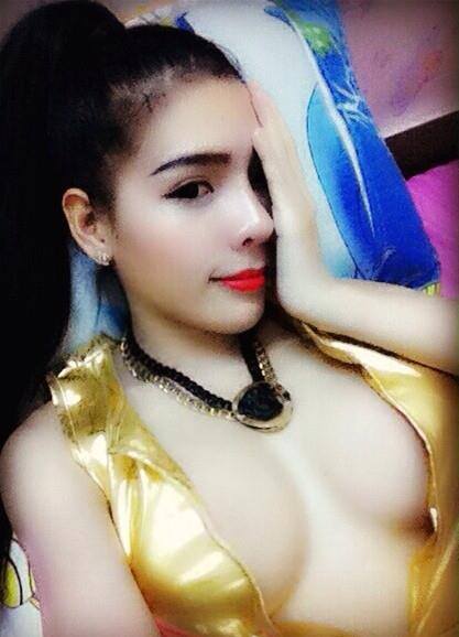 Dj Dolly trang khoe hàng gợi cảm