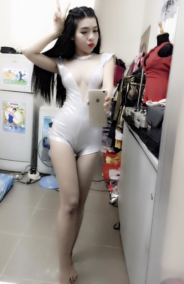 Dj Dolly trang khoe hàng gợi cảm