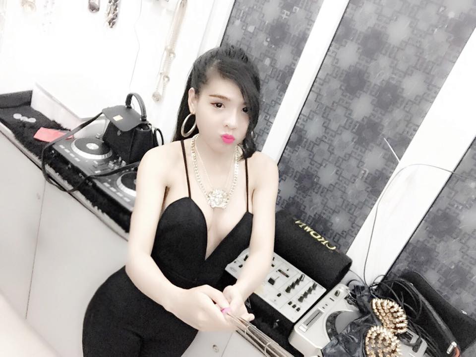 Dj Dolly trang khoe hàng gợi cảm