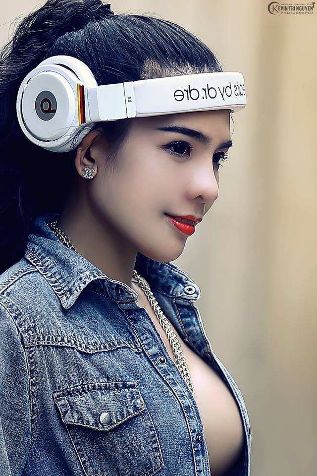 Dj Dolly trang khoe hàng gợi cảm