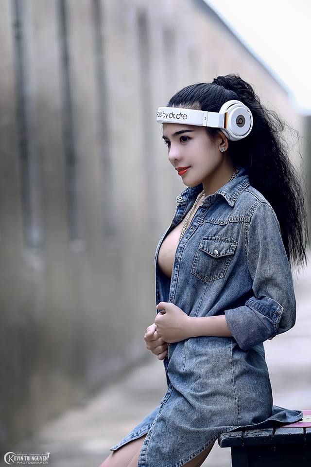 Dj Dolly trang khoe hàng gợi cảm