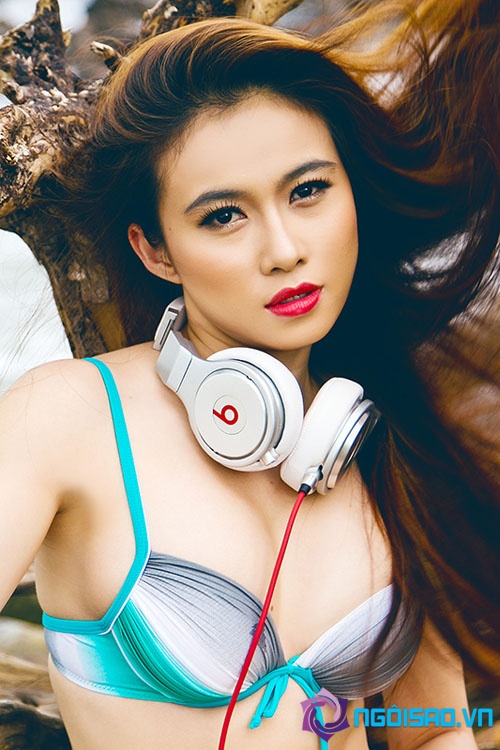 DJ Ruby Nguyễn xinh đẹp và nóng bỏng trên biển