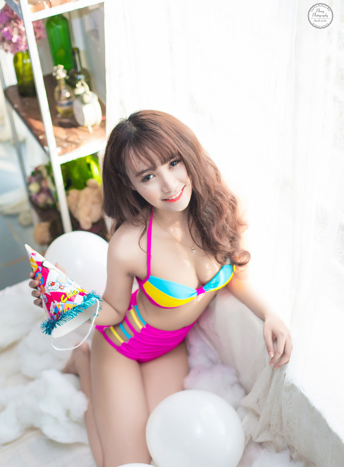 Gái đẹp diện bikini trong bữa tiệc sinh nhật