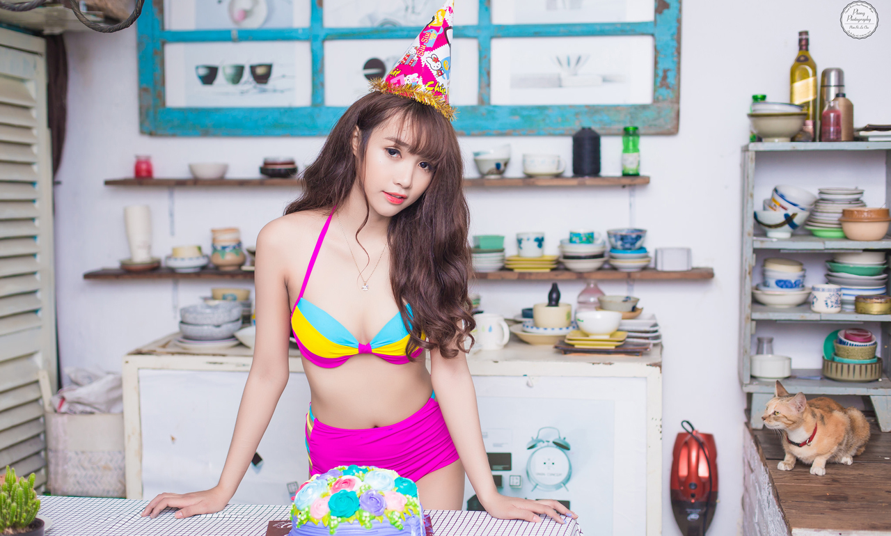 Gái đẹp diện bikini trong bữa tiệc sinh nhật