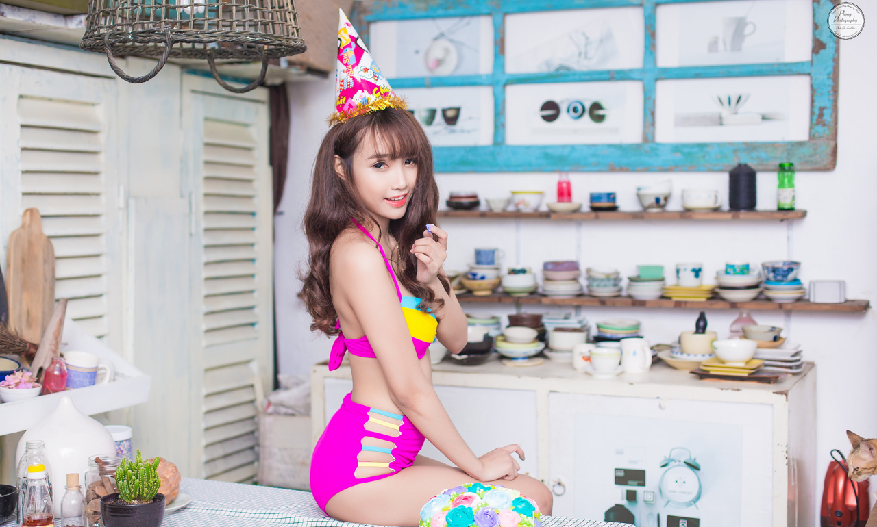 Gái đẹp diện bikini trong bữa tiệc sinh nhật