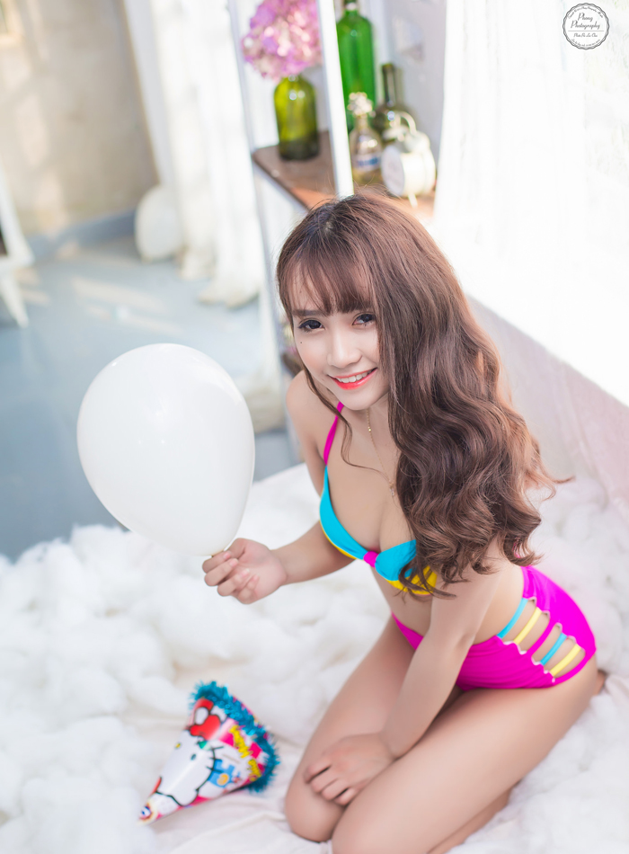 Gái đẹp diện bikini trong bữa tiệc sinh nhật