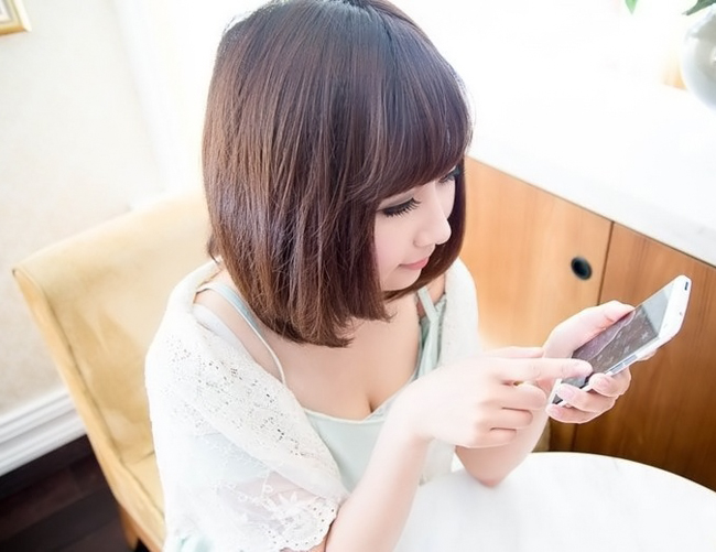 Girl xinh duyên dáng cùng smartphone HTC