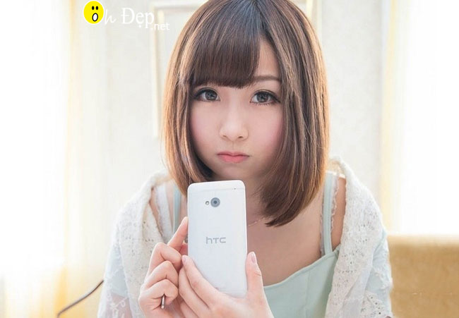 Girl xinh duyên dáng cùng smartphone HTC