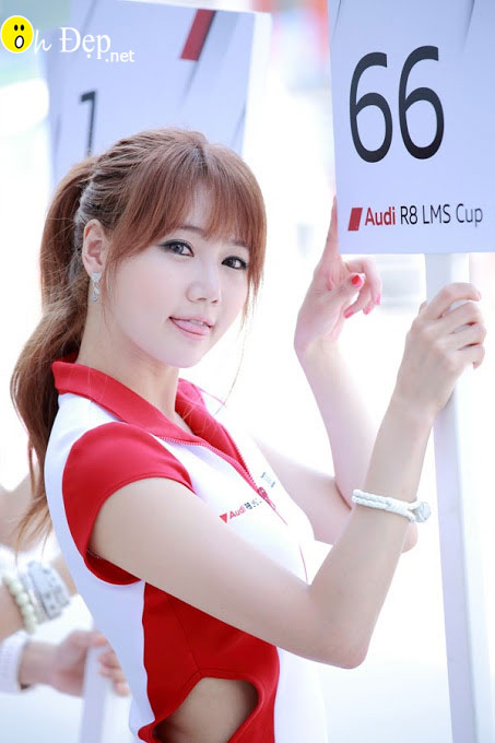 Girl xinh khoe dáng bên Audi R8