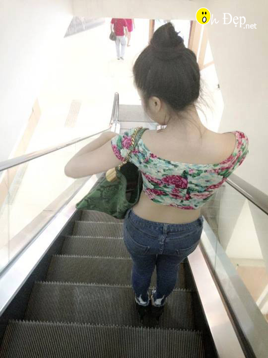 Girl xinh khoe vếu và cặp chân trắng nõn nà