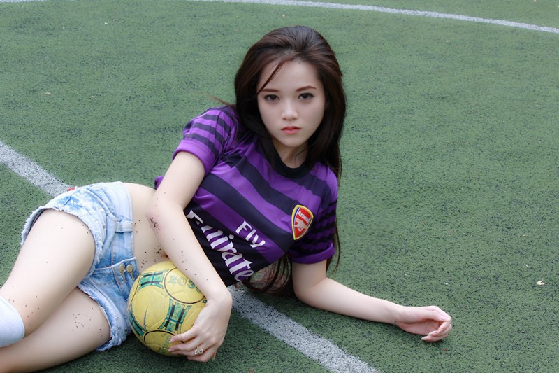 Girl xinh kute tạo dáng cùng sân cỏ bóng đá