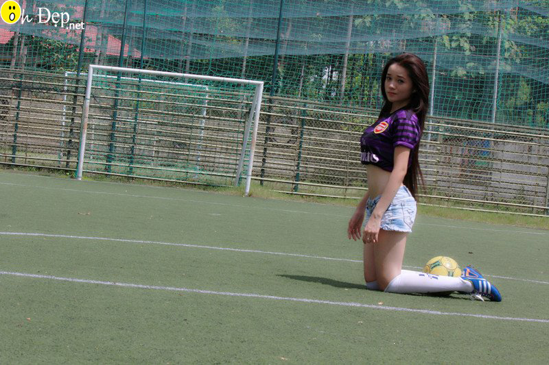 Girl xinh kute tạo dáng cùng sân cỏ bóng đá