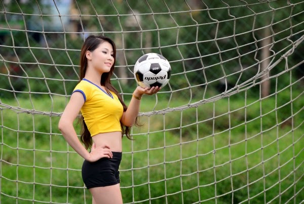 Girl xinh sôi động cùng world cup 2014