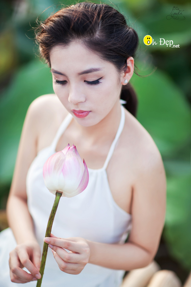 Girl xinh với áo yếm trắng tinh khôi gợi cảm