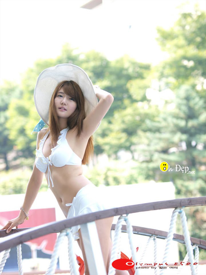 Han Ga In cuốn hút với bikini trắng xinh