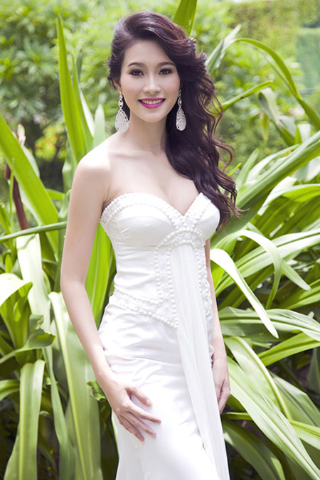 Hoa hậu Thu Thảo: Ngực một nơi, áo một nơi