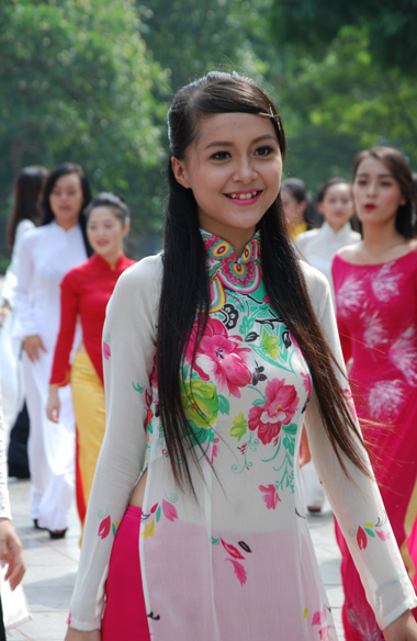 Hoa khôi sinh viên Hà Nội duyên dáng với áo dài