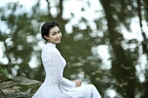 Hot Girl Bich Khanh tinh khôi trong tà áo dài dân tộc