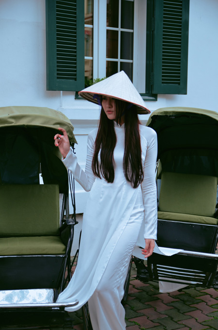 Hot girl Hà Lade với áo dài dịu dàng