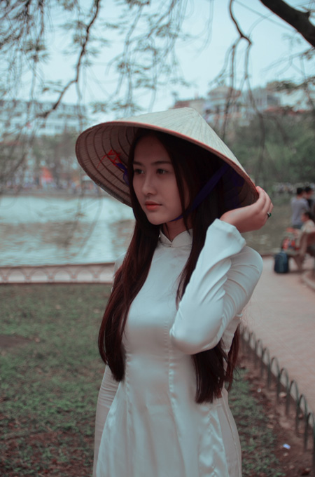 Hot girl Hà Lade với áo dài dịu dàng
