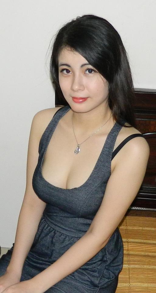 Hot girl khoe ngực cực kỳ gợi cảm