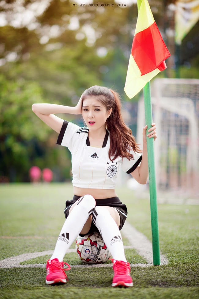 Hot girl Việt gợi cảm trong màu áo thần tượng