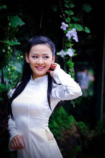 Hot girl Việt Nam thướt tha trong tà áo dài truyền thống