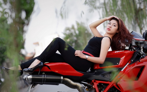 Hotgirl Việt và mô tô khủng khiêu khích phái mạnh