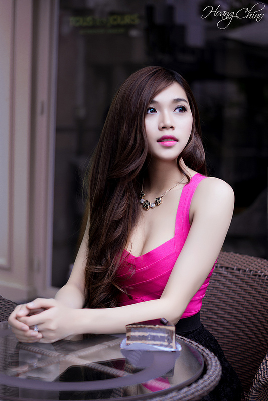 Khoe ngực chiêu câu view của các Hot girl Việt