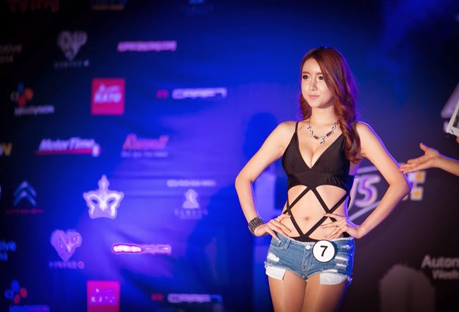 Kiều nữ Thái Lan sexy khoe vòng 1 bên xế sang