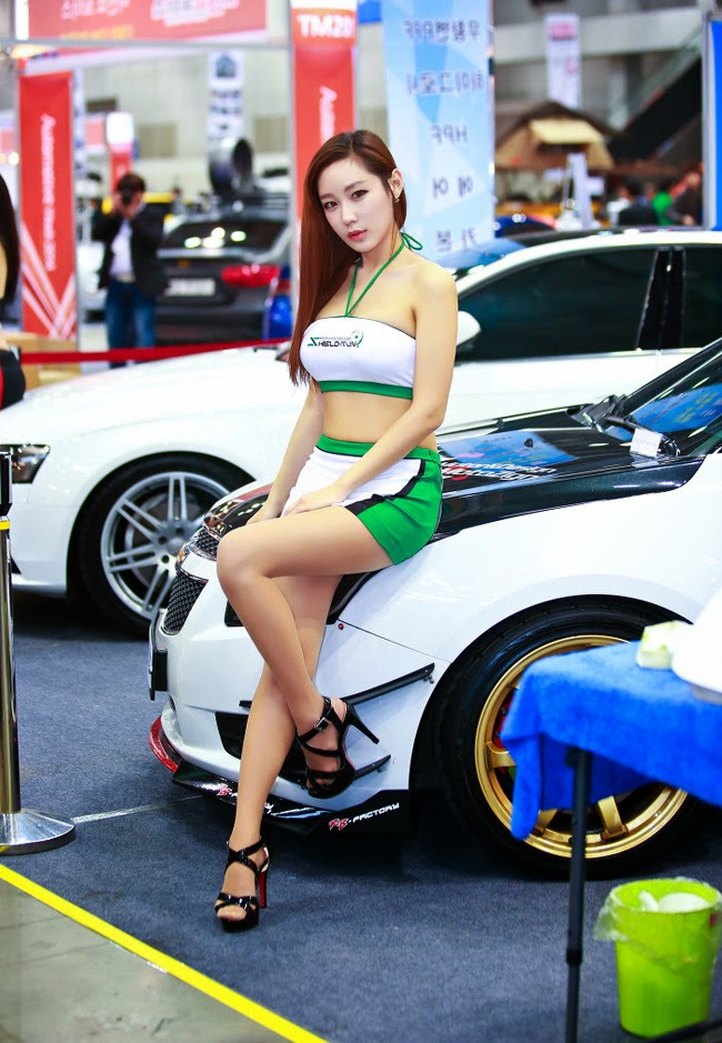 Kiều nữ Thái Lan sexy khoe vòng 1 bên xế sang