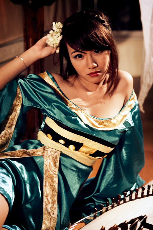 Linh Miu lả lơi trong trang phục cosplay gợi cảm