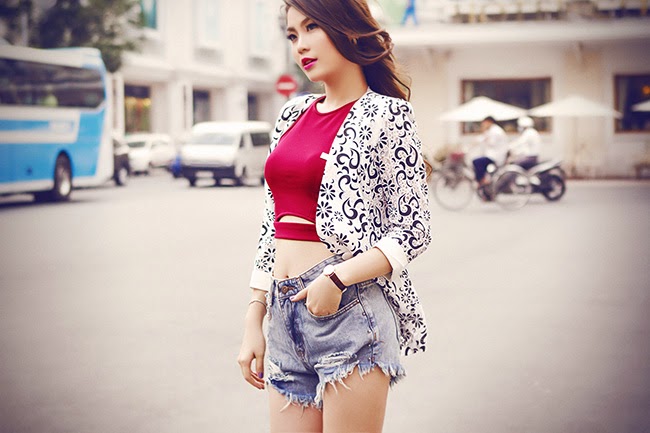 Miss Teen Diễm Trang khoe eo thon trên phố