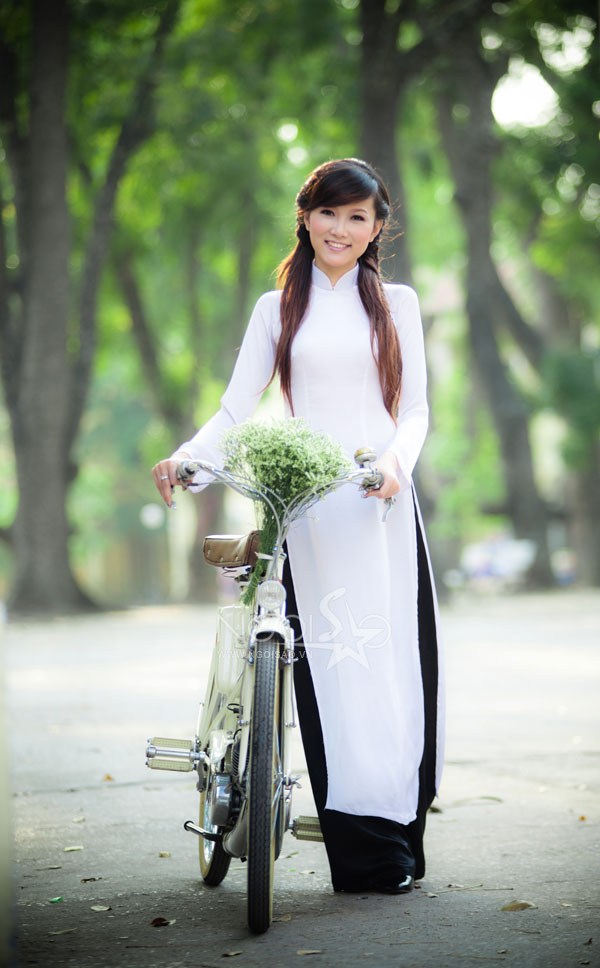 Miss Travel khoe vẻ đẹp tinh khôi cùng áo dài trắng