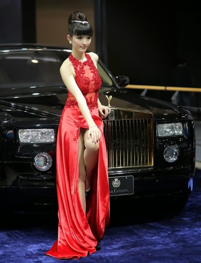 Mỹ nữ diện váy xuyên thấu bên Rolls-Royce Phantom