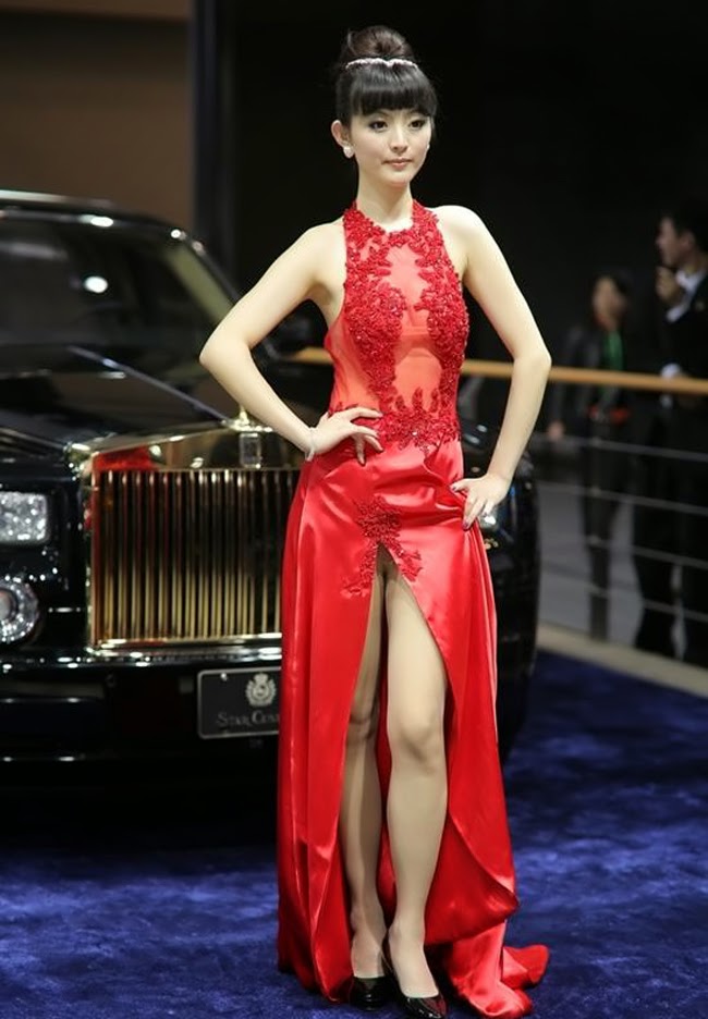 Mỹ nữ diện váy xuyên thấu bên Rolls-Royce Phantom