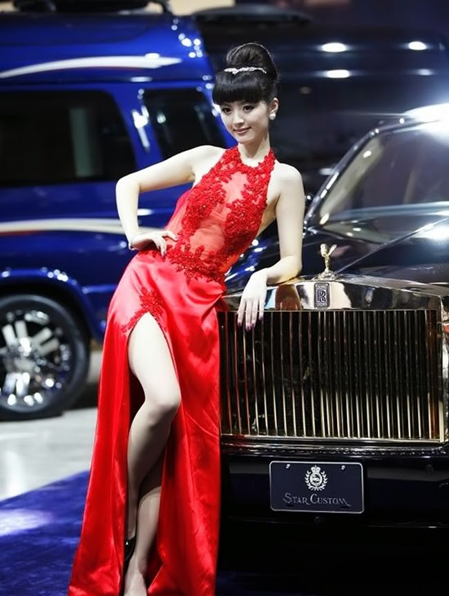 Mỹ nữ diện váy xuyên thấu bên Rolls-Royce Phantom