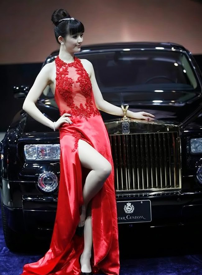 Mỹ nữ diện váy xuyên thấu bên Rolls-Royce Phantom