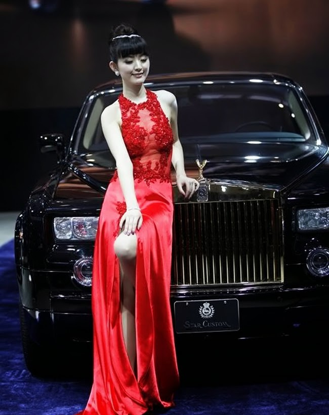 Mỹ nữ diện váy xuyên thấu bên Rolls-Royce Phantom