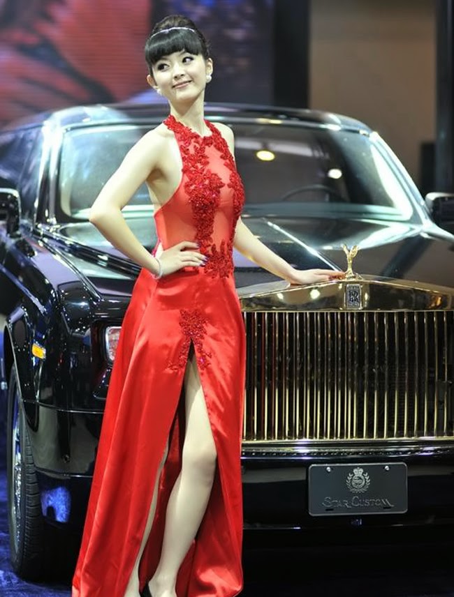 Mỹ nữ diện váy xuyên thấu bên Rolls-Royce Phantom