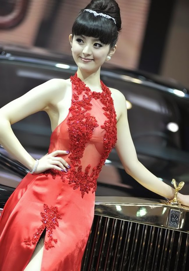 Mỹ nữ diện váy xuyên thấu bên Rolls-Royce Phantom